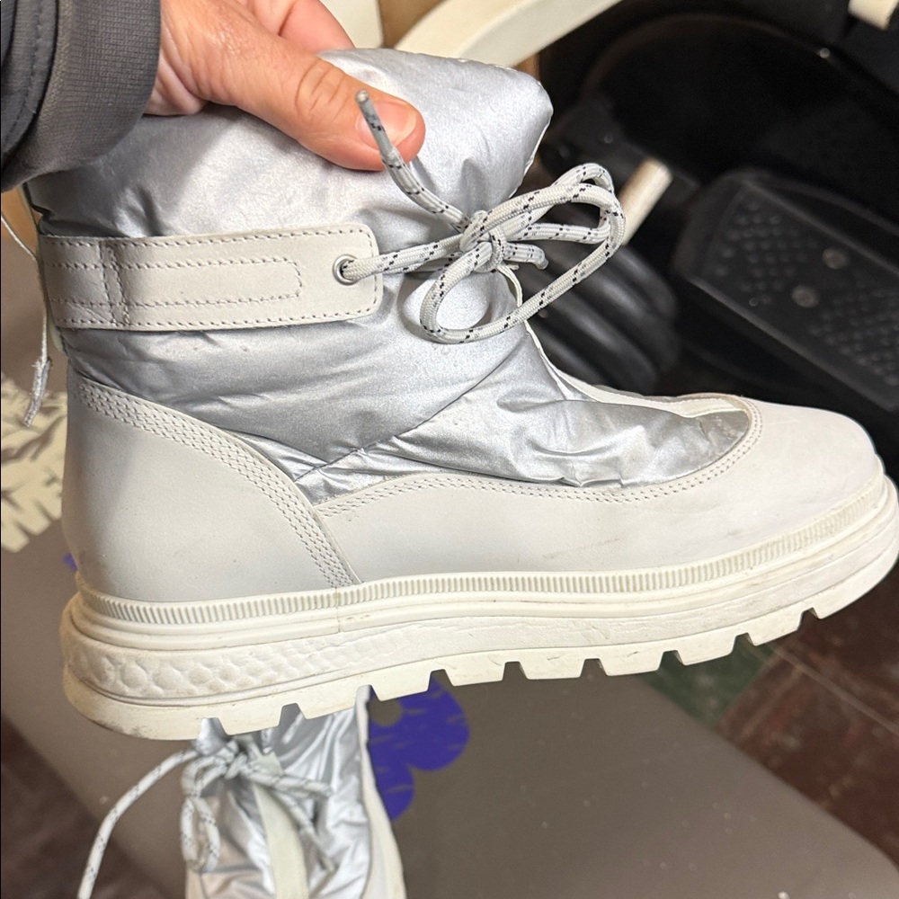 Timberland women’s Silver and Cream Winter Boots - Picture 3 of 4